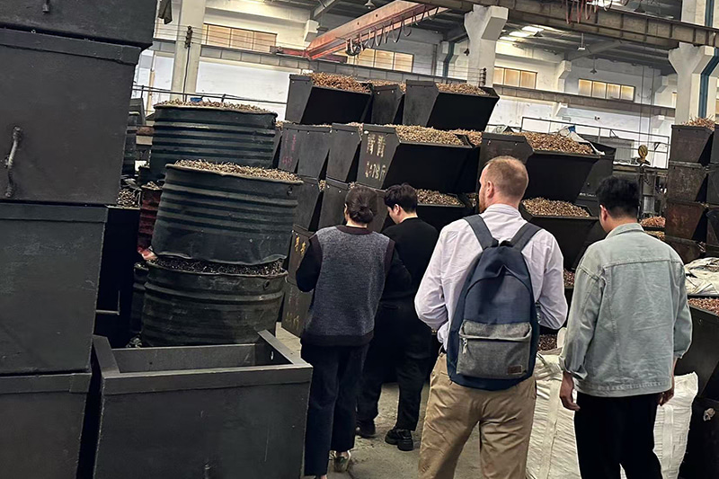 Customers ad visitare officinam